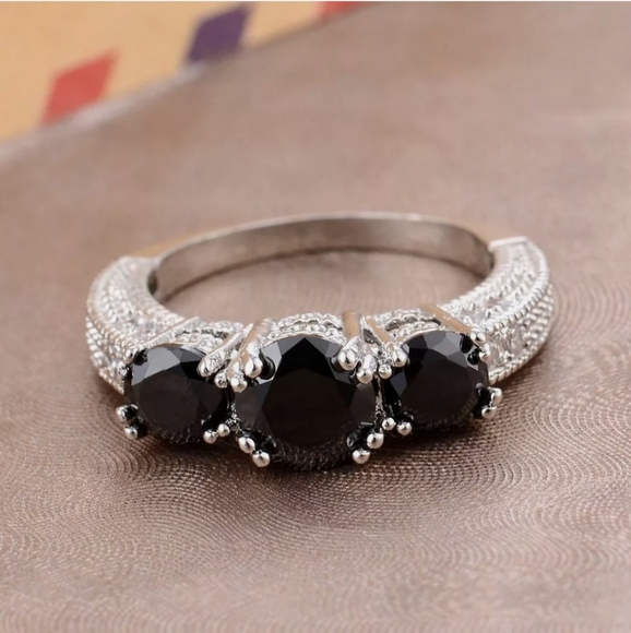 New 3 Stone Black Sapphire 925 Silver Ring. - Picture 3 of 4